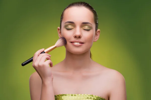 Hermosa mujer que aplica maquillaje en concepto de belleza —  Fotos de Stock