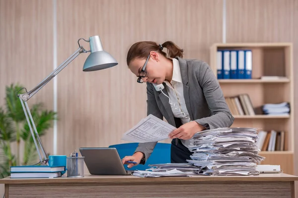 Femme d'affaires travaillant dans le bureau — Photo