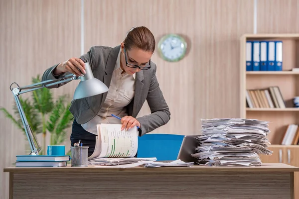 Zakenvrouw werkzaam op kantoor — Stockfoto