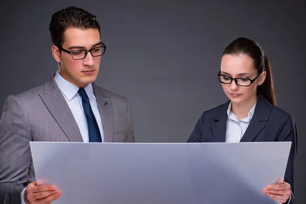 Företagare som arbetar på virtuella skärmen — Stockfoto