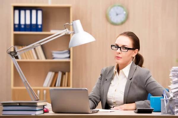 Empresaria bajo estrés por demasiado trabajo en la oficina — Foto de Stock