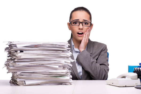 Злая женщина с кучей бумаги на белом
