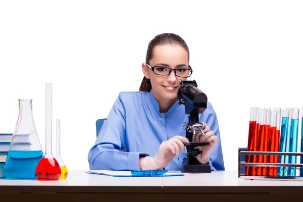 Químico de laboratorio que trabaja con microscopio y tubos — Foto de Stock