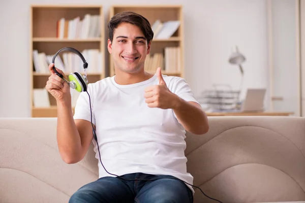 Hombre guapo escuchando la música —  Fotos de Stock