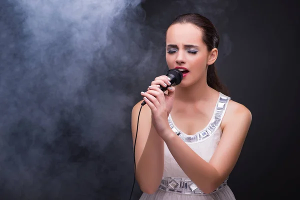 Junges Mädchen singt in Karaoke-Club — Stockfoto