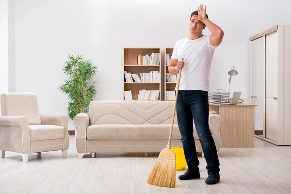 Hombre limpieza casa con escoba —  Fotos de Stock