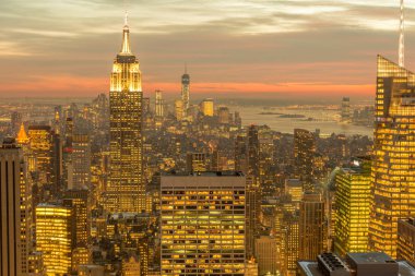Günbatımında New York Manhattan 'ın gece manzarası