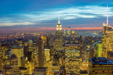 Günbatımında New York Manhattan 'ın gece manzarası