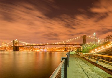 Manhattan ve Brooklyn köprüsünün gece manzarası