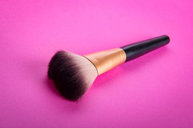 Kozmetik makyaj uygulamak için fırça