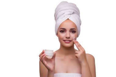 Beyaz izole krema ile genç güzel kadın