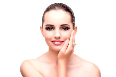 Güzel bir kadın mücevherlerle bembeyaz