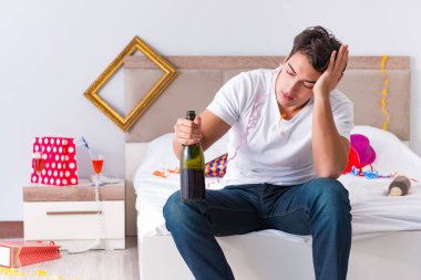 Yoğun bir Noel 'den sonra evde parti var.