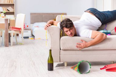 Yoğun bir Noel 'den sonra evde parti var.