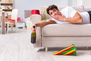 Yoğun bir Noel 'den sonra evde parti var.