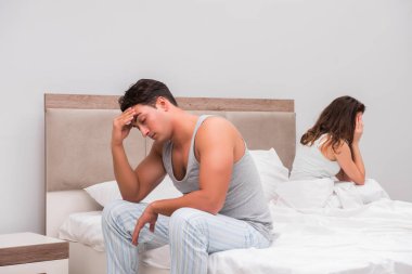 Karı ve kocayla yatakta aile içi anlaşmazlık