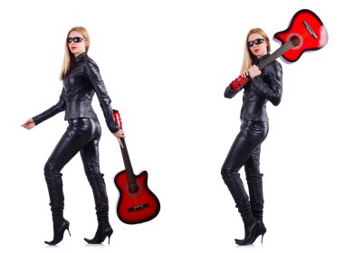 Beyaz tenli gitar çalan genç bir kadın.