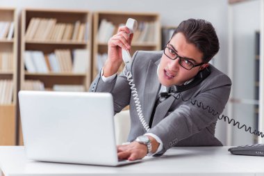 Ofiste kızgın Yardım Masası işleci