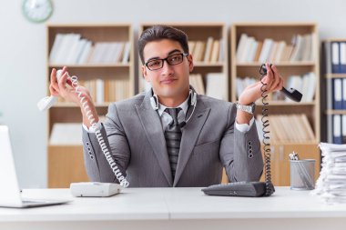 Ofiste kızgın Yardım Masası işleci