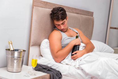 Sonra parti - kalıntı kavramı yatakta adam