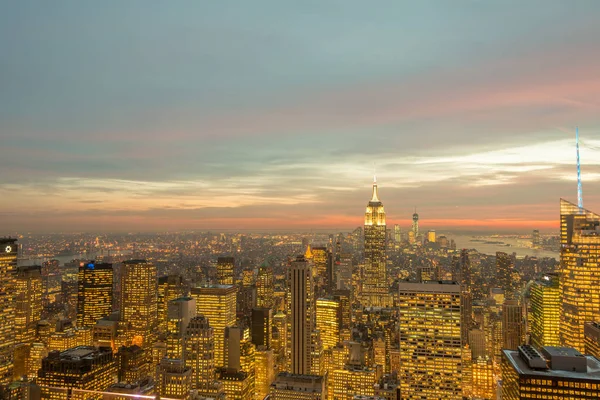 Günbatımında New York Manhattan 'ın gece manzarası