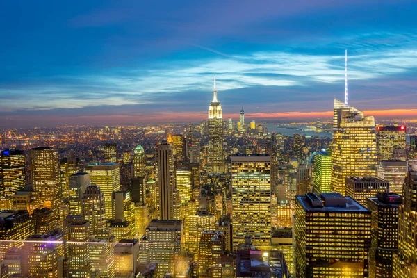 Günbatımında New York Manhattan 'ın gece manzarası