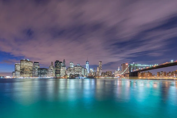 Nattutsikt över Manhattan och Brooklyn Bridge — Stockfoto