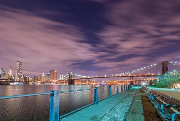 Vista noturna da ponte Manhattan e Brooklyn — Fotografia de Stock