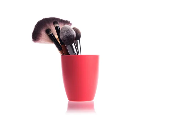 Borste för kosmetisk makeup isolerad på vit — Stockfoto