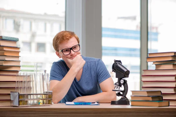 Genç öğrenci kimya sınavına hazırlanırken yorgun ve yorgun. — Stok fotoğraf