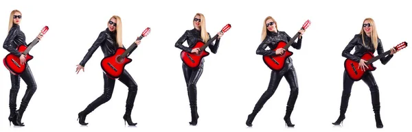 백인들에게 고립된 채 기타를 치는 젊은 여자 — 스톡 사진