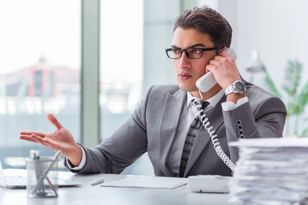 Operador irritado helpdesk no escritório — Fotografia de Stock