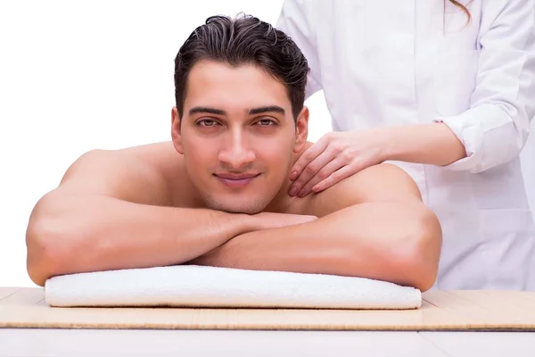 Hombre guapo durante sesión de masaje spa —  Fotos de Stock