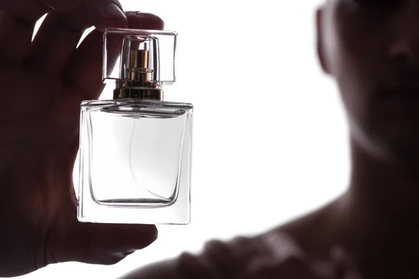 Homme sexy avec bouteille de parfum — Photo