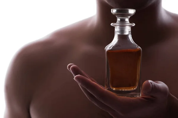 Homme sexy avec bouteille de parfum — Photo