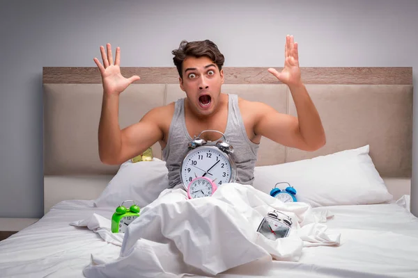 Hombre que tiene problemas para despertarse por la mañana — Foto de Stock