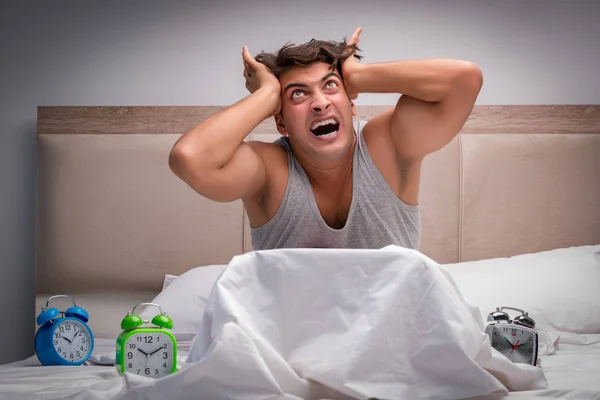 Hombre que tiene problemas para despertarse por la mañana —  Fotos de Stock