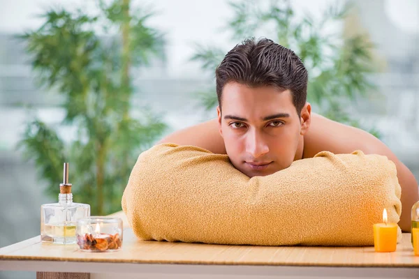 Beau homme pendant la séance de massage spa — Photo