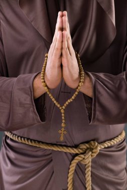 Monk gri arka plan üzerinde dini kavram