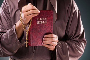 Monk gri arka plan üzerinde dini kavram