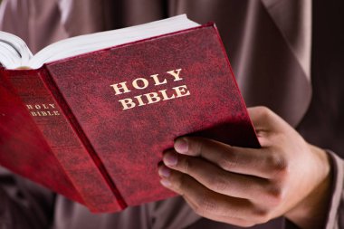 Monk gri arka plan üzerinde dini kavram