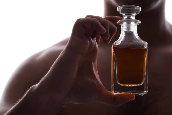 Homme sexy avec bouteille de parfum — Photo