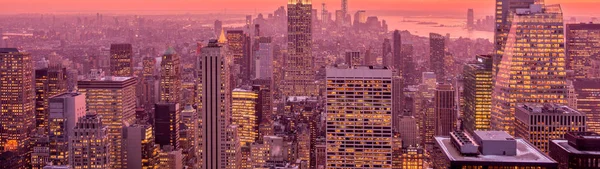 Näkymä New York Manhattanille auringonlaskun aikaan — kuvapankkivalokuva