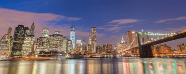 Manhattan ve Brooklyn köprüsünün gece manzarası