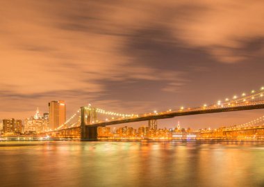 Manhattan ve Brooklyn köprüsünün gece manzarası