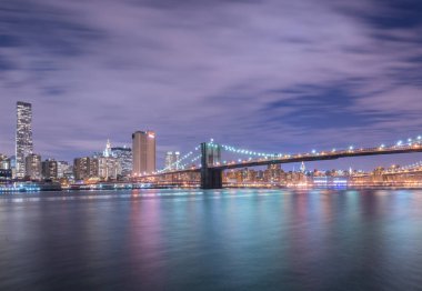 Manhattan ve Brooklyn köprüsünün gece manzarası