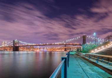 Manhattan ve Brooklyn köprüsünün gece manzarası