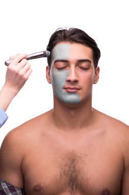 Adam beyaz üzerinde uygulanan yüz maskesi ile