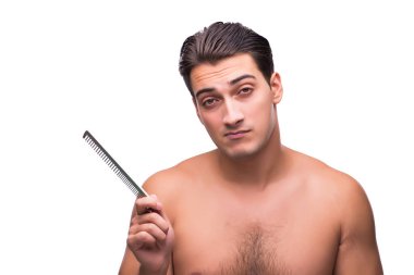 Adam beyaz izole saçları fırçalama