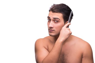 Adam beyaz izole saçları fırçalama